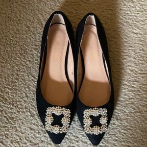 Beautiful pointy flats with sparkly jewels.